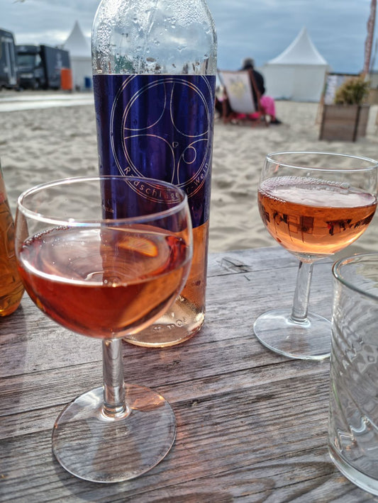 6 Flaschen Radschläger-Wein als Rose