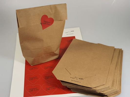 12er Set Packpapiertüten mit Herzaufkleber "Homemade"
